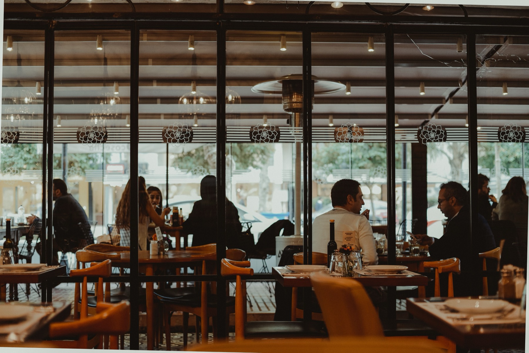 Interiér restaurace s hosty